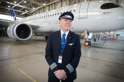 SAS-pilot Runar Østby foran et SAS Airbus A320 Neo, den nye flytypen som skal ta over evakueringsflyvningene fra neste år.