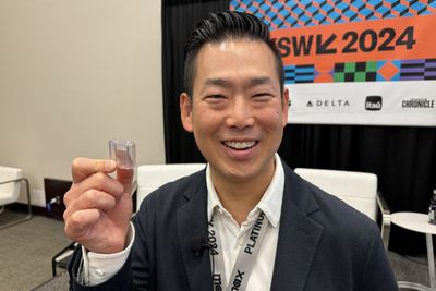 CEO Hideki Yoshino i japanske Clean Planet satser på fusjonsreaktorer basert på "hydrogen-kvante-diffusjon". Materialet han holder i hånden er en potensiell nøkkel til ubegrenset ren energi. 