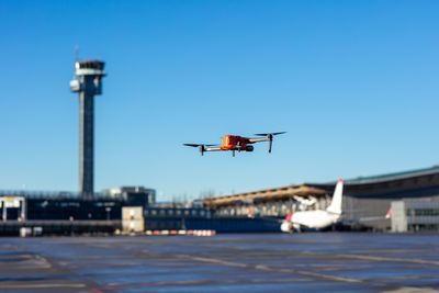 Uautoriserte droner på flyplasser er et økende problem.