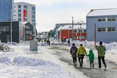 Den økte konflikten mellom Russland og Vesten skaper et ustabilt sikkerhetsklima. Danske Center for Cybersikkerhed anslår at Grønland har høy risiko for cyberspionasje og cyberkriminalitet, og det danske forsvarets etterretningstjeneste mener Russland forsøker å skape splid mellom Grønland og Danmark og mellom Grønland og USA. 