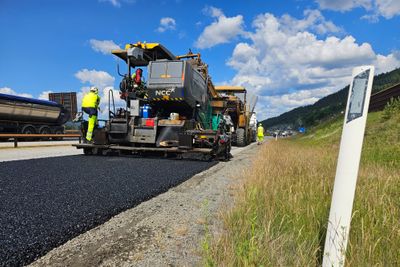 Her legges ny asfalt på E6 mellom Eidsvoll og Stange. Strengere krav til mer miljøvennlig asfalt er nødvendig for å nå klimamålene, skriver Grete Aspelund, leder i NCC Industry.