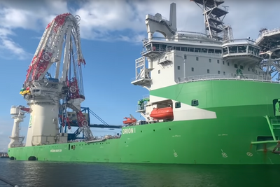 Kranskipet «Orion» er laget for å installere havvindturbiner. Kranen skulle løfte 5500 tonn under en test i Tyskland, men tålte ikke mer enn 2600 tonn.