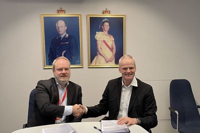 Anders Øygarden, adm.dir.i Airbus Defence and Space AS (t.v.) og Eiliv Ofigsbø, direktør for IKT-kapasiteter i Forsvarsmateriell. Foto: Forsvarsmateriell
