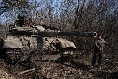 En ukrainsk soldat fjerner grener fra en stridsvogn i Tsjasiv Jar i Donetsk-regionen. EUs utenrikssjef Josep Borrell ber republikanerne i Kongressen om å gi mer militær støtte til Ukraina, og sier at krigen kan bli avgjort i løpet av våren og sommeren.