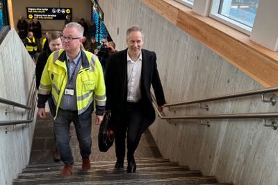 Samferdselsminister Jon-Ivar på vei opp trappene til Arna stasjon i Bergen, der han fortalte de fremmøtte at Arna-Stanghelle har fått innpass i kommende Nasjonal transportplan.