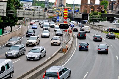 Tett trafikk på E18 gjennom Oslo ved innkjøringen til Festningstunnelen før videreføringen under Bjørvika/Operatunnelen ble åpnet.