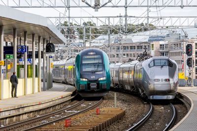 Flytoget får nå samme eier som Vy. Her står et Vy-tog til venstre, og et Flytoget-tog til høyre. Bildet er fra mars i år.