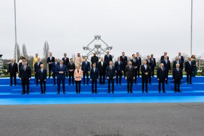 Verdens første toppmøte for land med atomkraft i Brussel. I bakgrunnen et av symbolene for atomenergi, Atomium, et av Brussels landemerker. 