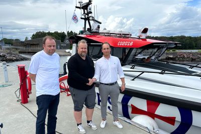Fra venstre: Kjetil Skjørstadshaug, leder for kundesenter i Redningsselskapet (RS), Kjell Hansen, prosjektleder og sjef i småbåtregisteret i RS og Anders Wevling, kommersiell direktør i ITX Norge AS.