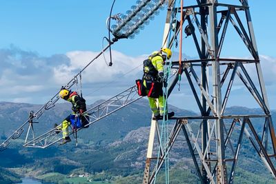 − Ny teknologi og digitale løsninger er en forutsetning for å gjøre omstilling til et lavutslippssamfunn mulig, mener Statnett. her fra demonteringen av en 132 kV ledning over Høgsfjorden i Rogaland.