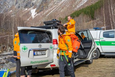 Norsk Folkehjelp kobler opp den mobile basestasjonen på Finnset i Eikesdal, som ligger i nasjonalparken i Møre og Romsdal fylke.