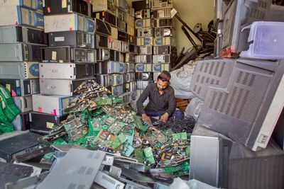 FN advarer om at elektrisk avfall – alt fra kasserte kjøleskap til TV-er til e-scootere til mobiltelefoner – hoper seg opp over hele verden. Gjenvinningsgraden er altfor lav, og risikerer å falle ytterligere. Her jobber en indisk mann i en gjenvinningsbutikk for EE-avfall. 