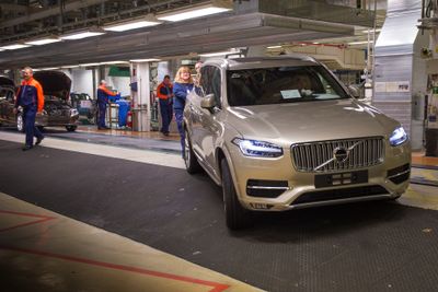 Da denne Volvoen rullet ut fra Torslanda fabrikken, var det siste gang bilmerket laget en dieselbil. Volvos strategi har gjort at de sannsynligvis allerede i dag har lavere CO2-utslipp enn kravet neste år.