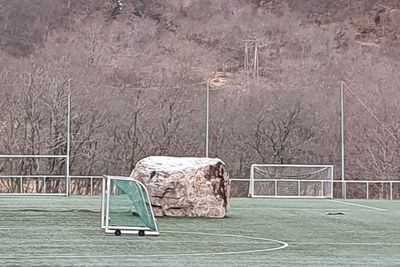 Flere steiner endte opp på Geitebakken fotballbane etter et ras i natt.