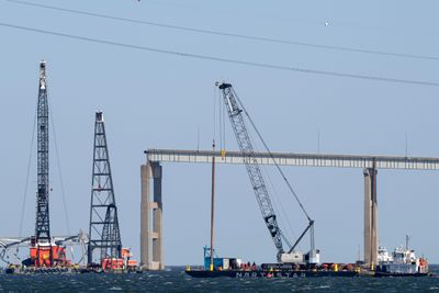 Tre enorme flytekraner er på plass ved den sammenraste broen i Baltimore.