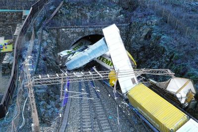 Et godstog sporet av og krasjet ved Arna stasjon 22. mars. Det førte til store skader på tog og infrastruktur. Strekningen er nå åpnet igjen.