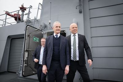 Statsminister Jonas Gahr Støre, finansminister Trygve Slagsvold Vedum og forsvarsminister Bjørn Arild Gram på KV Bjørnøya fredag 5. april 2024