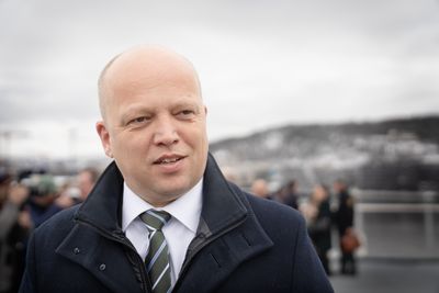 Finansminister Trygve Slagsvold Vedum mener satsingen på Forsvaret vil føre til mange norske industri-arbeidsplasser. Her står han på KV Bjørnøya i forbindelse med Framleggelsen av Forsvarets langtidsplan 5. april 2024.