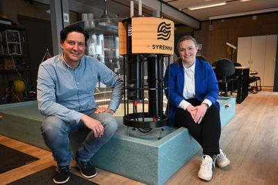 To av gründerne i Syrenna, Alex Alcocer og Ester Strømmen, viser stolt fram prototypen selskapet har utviklet.