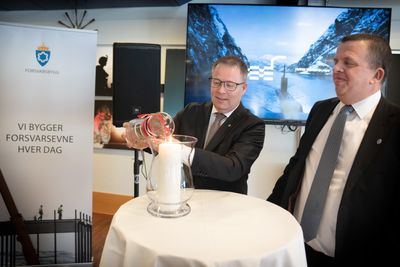 Forsvarsminister Bjørn Arild Gram (t.v.) med symbolsk åpning av nye miljøvennlige anlegg på Haakonsvern. Her med prosjektleder Klaus Ottar Klungland  i Forsvarsbygg.