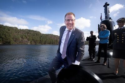 Forsvarsminister Bjørn Arild Gram stiger ut fra ubåten Utvær, Haakonsvern. Gram får flere milliarder å rutte med i revidert nasjonalbudsjett.