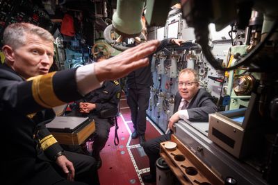 Forsvarsminister Bjørn Arild Gram fikk stolen til skipssjefen da han besøkte ubåten KNM «Utvær». T.v. sjefen for Sjøforsvaret, kontreadmiral Oliver Berdal.
