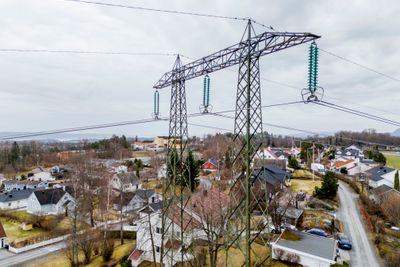 Statnetts 300 kV linje mellom Hamang i Bærum og Smestad i Oslo ble satt i drift i 1952. Mastene er i snitt 21 meter høye. Forbindelsen skal nå oppgraderes til 420 kV. Statnett prioriterte først ny luftlinje som ville krevd 38 meter høye master, og større bredde.