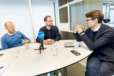 Fra venstre: IT-konsulentene Bjørn Fredrik Christensen og Ketil Jensen og statssekretær Per Olav Skurdal Hopsø i Arbeids- og inkluderingsdepartementet.