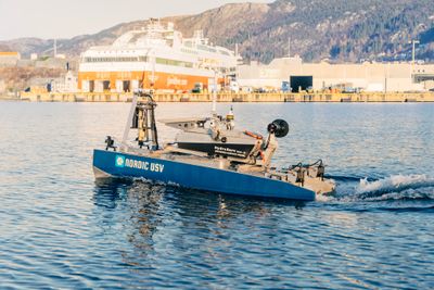 Nordic USV har utviklet et konsept hvor sjødroner tar vannprøver for Niva og andre aktører. Fra venstre: Lars Golmen i Niva, Owe Hagesæther i GCE og Sander Henriksen i Nordic USV.