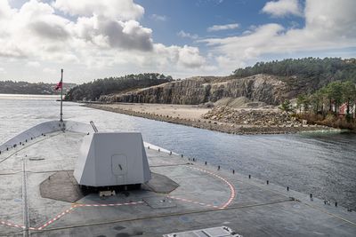Nytt kaianlegg for ubåter bygges nå på Haakonsvern. Byggeplassen sett fra broen på fregatten KNM Roald Amunsen.