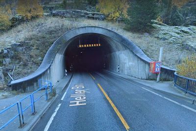 Portalen til den 6,5 kilometer lange tunnelen som skal rustes opp.