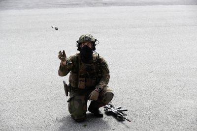 En sniper fra skarpskytter patrulje i Telemark bataljonen trener i Oslo i 2019. Dronen på bildet er norskutviklede Black Hornet, en av få droner som Forsvaret bruker i dag. Forsvaret vil ha flere, billigere droner og lager nå en ny, nettbasert utdanning for å utdanne flere dronepiloter.