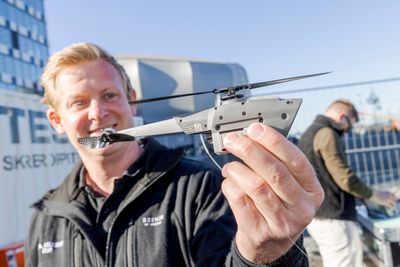 Andreas Raftevold, prosjektleder i Flir UAS med Black Hornet 4. Militærdronen er rigget for nye funksjoner i framtiden.