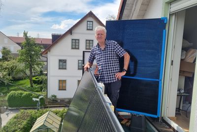 Geir Johnsen har også satt opp en vindturbin i hagen. Den gir mer strøm enn solcellene, og ofte til andre tider.
