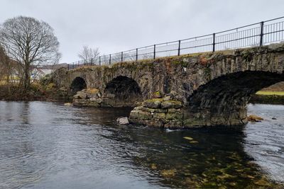Hølland bru fra 1843 er 34 meter lang og krysser elva Ogna i Hå kommune.