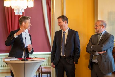 Energiminister Terje Aasland (Ap) med Peter van der Poel, administrerende direktør i Ingka (i midten) og Francois van Leeuw, konsernsjef i Parkwind, viser frem den nylig signerte kontrakten for utbyggingen av Sørlige Nordsjø II. 