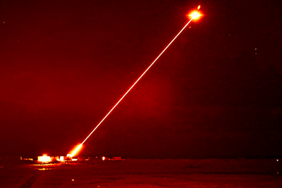 Bilde fra en test av DragonFire, som skyter mot et mål.