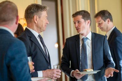 Francois van Leeuw, konsernsjef i Parkwind, spiste frokost med energiminister Terje Aasland (Ap) fredag morgen. Til høyre: Peter van der Poel, administrerende direktør i Ingka.