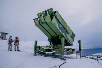 Her er det mobile luftvernsystemet Nasams på en fjelltopp ved Evenes flystasjon. 