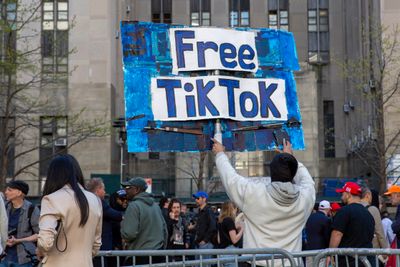 Ikke alle amerikanere er fornøyde med politikernes forslag om å forby Tiktok. Bildet er tatt i New York tidligere i uken.