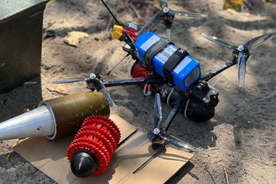 Kommersiell drone utstyrt med eksplosiver i Ukraina.