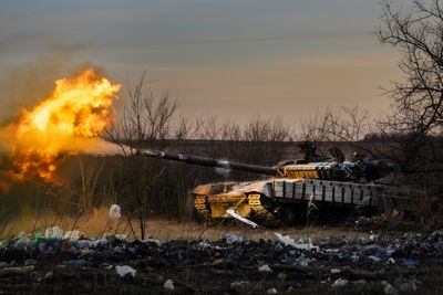 Russiske raketter på vei mot mål i Ukraina. CIA-sjef Bill Burns sier Ukraina kan tape krigen i løpet av året uten påfyll av utenlandsk hjelp.
En ukrainsk tanks beskyter russiske stillinger i en krig der ukrainerne sårt trenger våpenhjelp for å holde ut mot den russiske offensiven. 