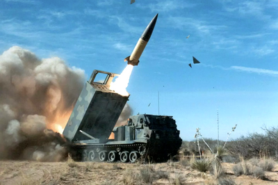 Her avfyres et langtrekkende ATACMS-missil fra en Lockheed Martin M270A1-rakettkaster under en test i 2009. Missilene er på vei ut av det amerikanske forsvaret og sendes nå til Ukraina.