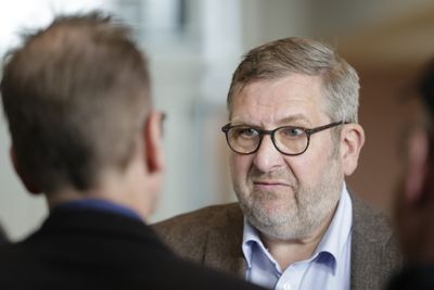 Ruter-sjef Bernt Reitan Jenssen forhandler med Sporveien og Unibuss om løsninger på sistnevntes økonomiske problemer. 