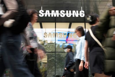 Samsung har et kraftig bedret resultat. Her er folk utenfor en Samsung-butikk i bydelen Gangnam i Seoul i dag.