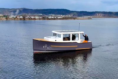 Den elektriske folkebåten fra Strømsø Båt er åtte meter lang og kan kjøre utelukkende på sol.