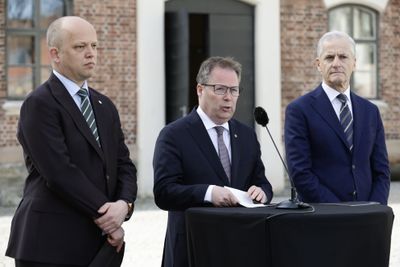 Finansminister Trygve Slagsvold Vedum, forsvarsminister Bjørn Arild Gram og statsminister Jonas Gahr Støre under torsdagens pressekonferanse. 
