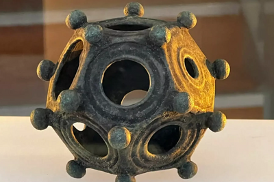 Ble den brukt til magi, ritualer eller kanskje i religion? De gamle romernes dodekaedre er ingen lett nøtt å knekke for arkeologene.