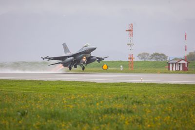 Et belgisk F-16 tar av fra Ørland flystasjon under øvelsen Arctic Challenge Exercise i 2023.