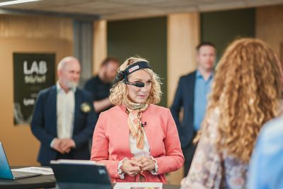 Digitaliseringsminister Karianne Tung under åpningen av 5G- og IOT-laben til Lyse Tele og Nordic Edge i Stavanger. Her har hun på et hodesett myntet på helsearbeidere.